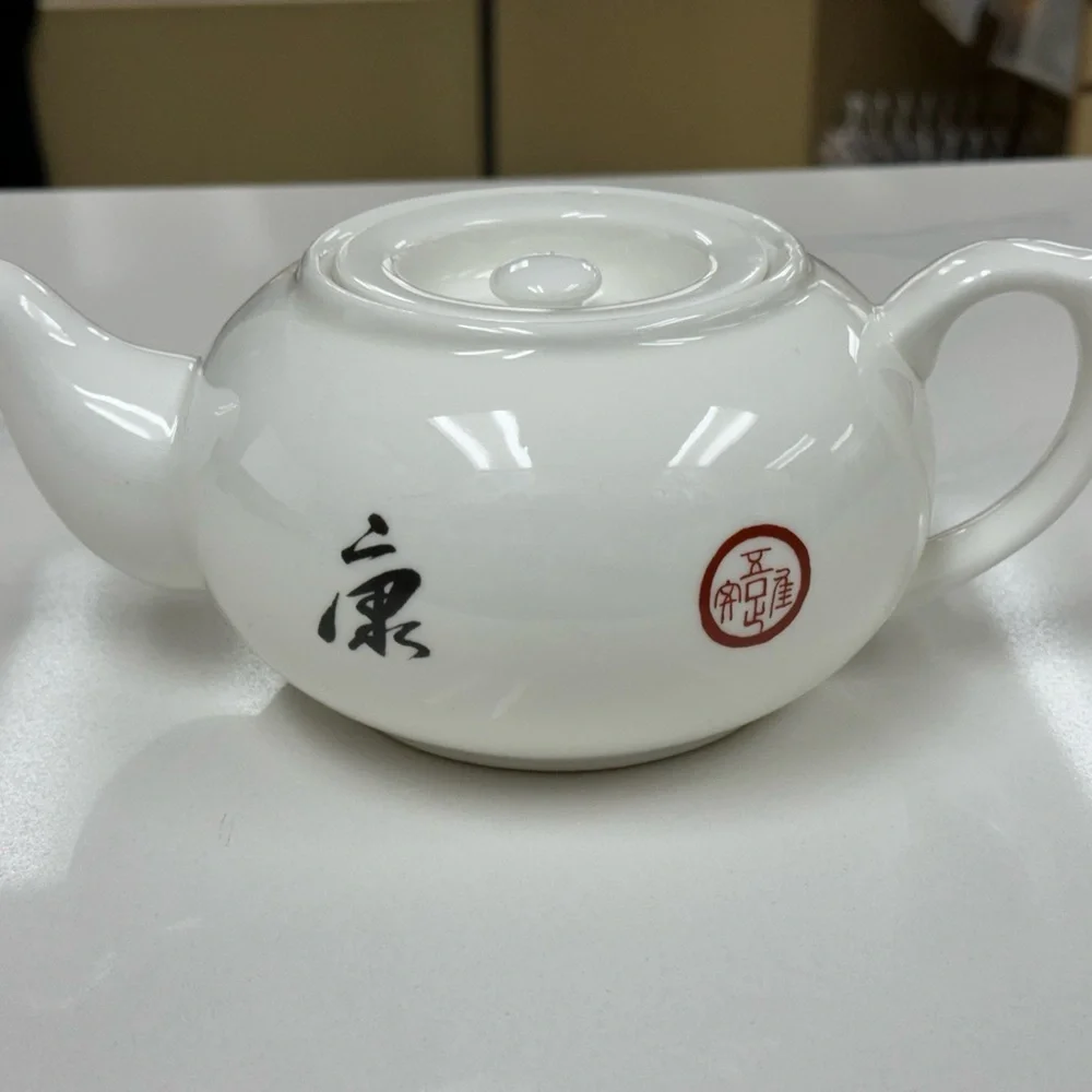 Vintage Chinese porcelain teapot - Picture 1 of 8